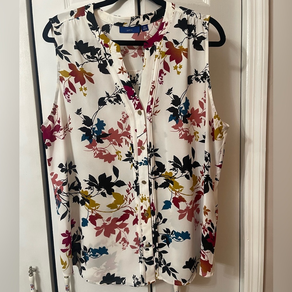 NWOT Apt. 9 women's sleeveless blouse with a floral print and button-front XXL